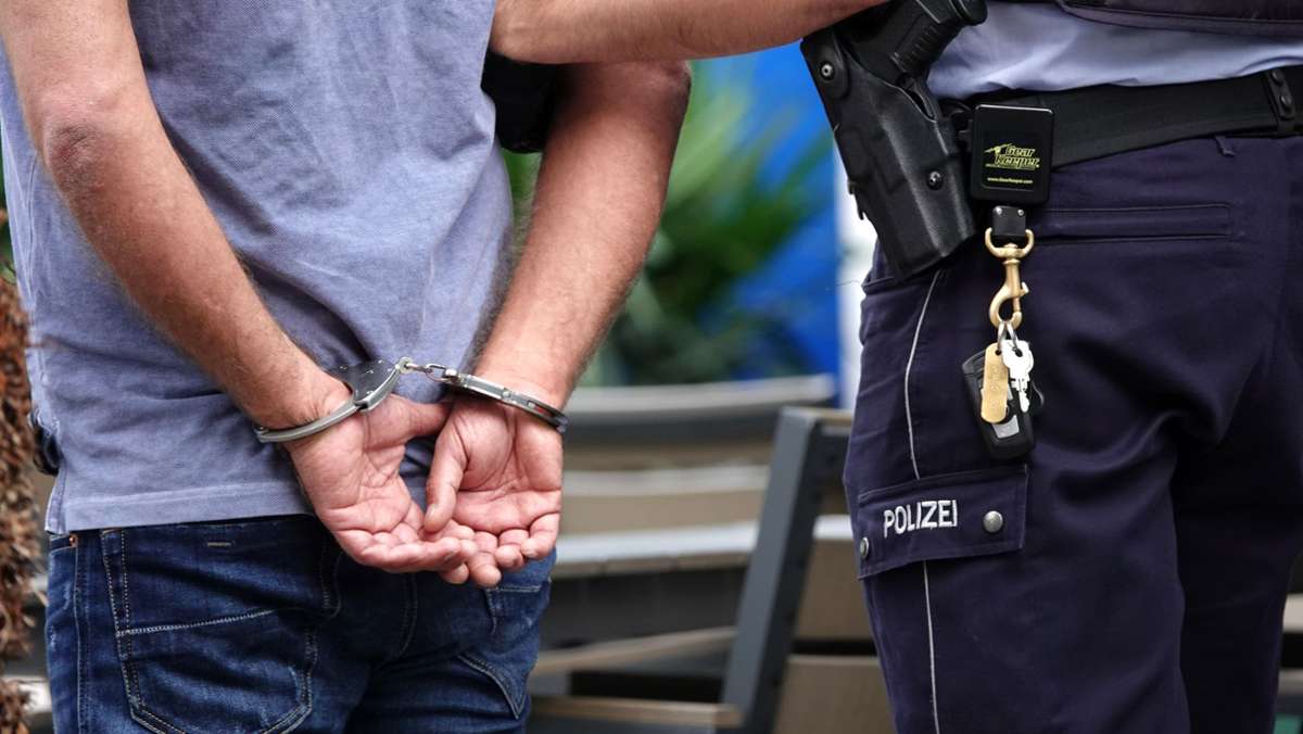 Polizeieinsatz in Reutlingen: Bombenbastler und Drogenhändler festgenommen