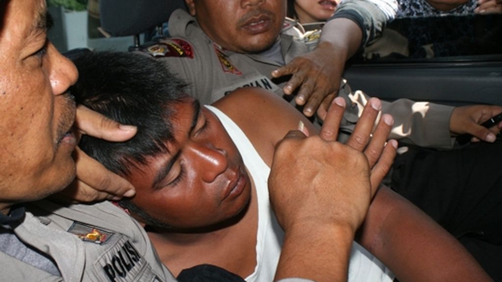  Drei Tage nach dem Untergang einer Fähre in Indonesien haben Rettungskräfte zwei Überlebende geborgen, darunter den Kapitän des Schiffs. Die Retter zeigten sich optimistisch, noch weitere Überlebenden retten zu können. 