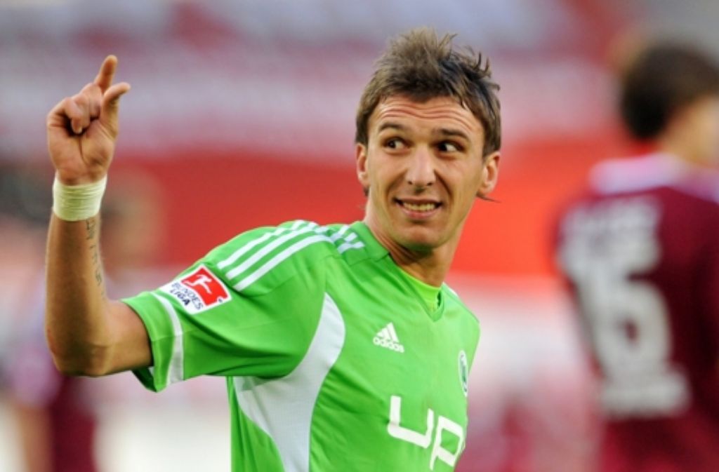 Für eine Ablösesumme von sieben Millionen Euro wechselte Mandzukic im Juli 2010 zum VfL Wolfsburg. Sein erstes Bundesligator erzielte der 1,88 Meter große Stürmer am 26. Spieltag gegen den 1. FC Nürnberg.