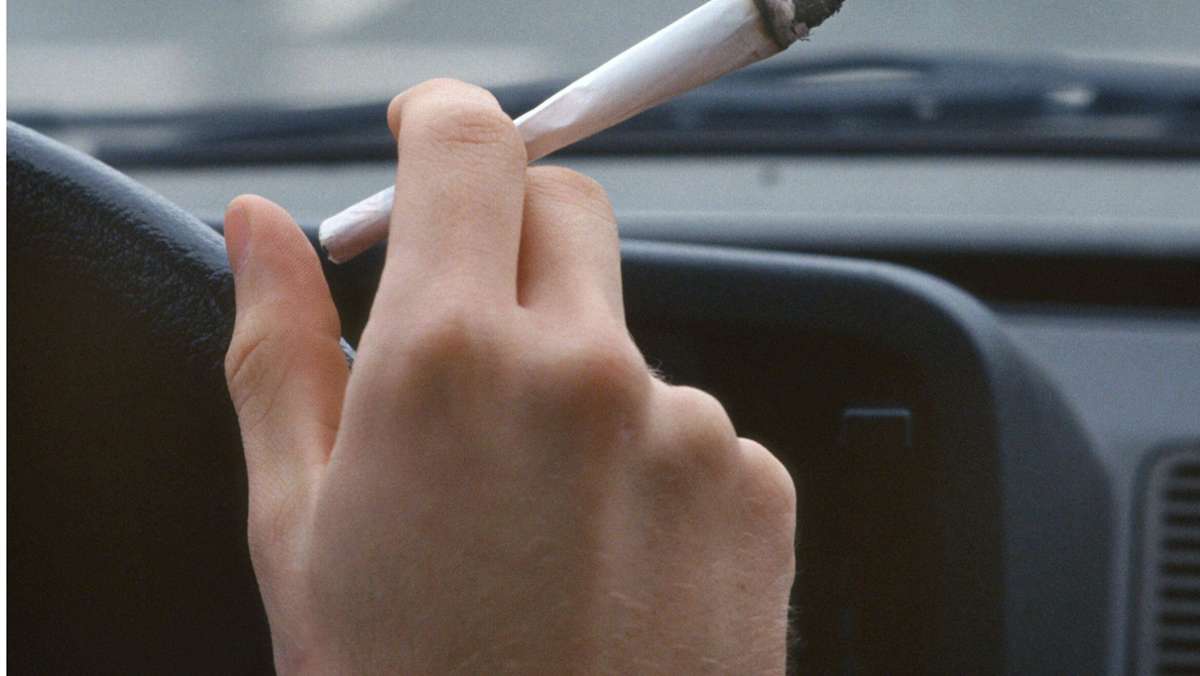  Ein 22-jähriger Autofahrer fährt am Donnerstagmorgen durch Weinheim und raucht in aller Seelenruhe einen Joint am Steuer. Dabei hält er ihn im stockenden Verkehr mehrfach aus dem Fenster. Eine Zeugin bemerkt dies und ruft die Polizei. 