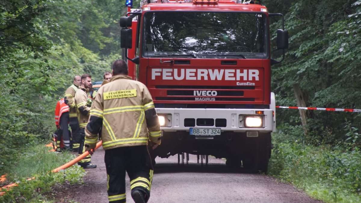  Bei einem Kleinflugzeugabsturz im Landkreis Böblingen sind nach Informationen der Polizei drei Menschen gestorben. Die Unglücksursache steht derweil noch nicht fest. 