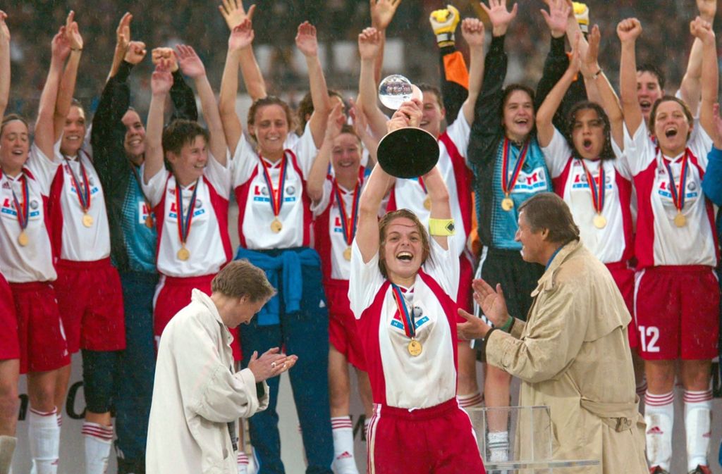 2002 gab es erstmals einen europäischen Meisterwettbewerb für Frauenfußballvereine – der 1. FFC Frankfurt sicherte sich den ersten Titel. Die Golden-Goal-Schützin der WM 2003 und heutige ARD-Fernsehexpertin Nia Künzer war es, die nach dem 2:0-Finalsieg gegen die Schwedinnen von Umea IK (Tore durch Steffi Jones und Birgit Prinz) den neuen Pokal in die Höhe stemmen durfte.