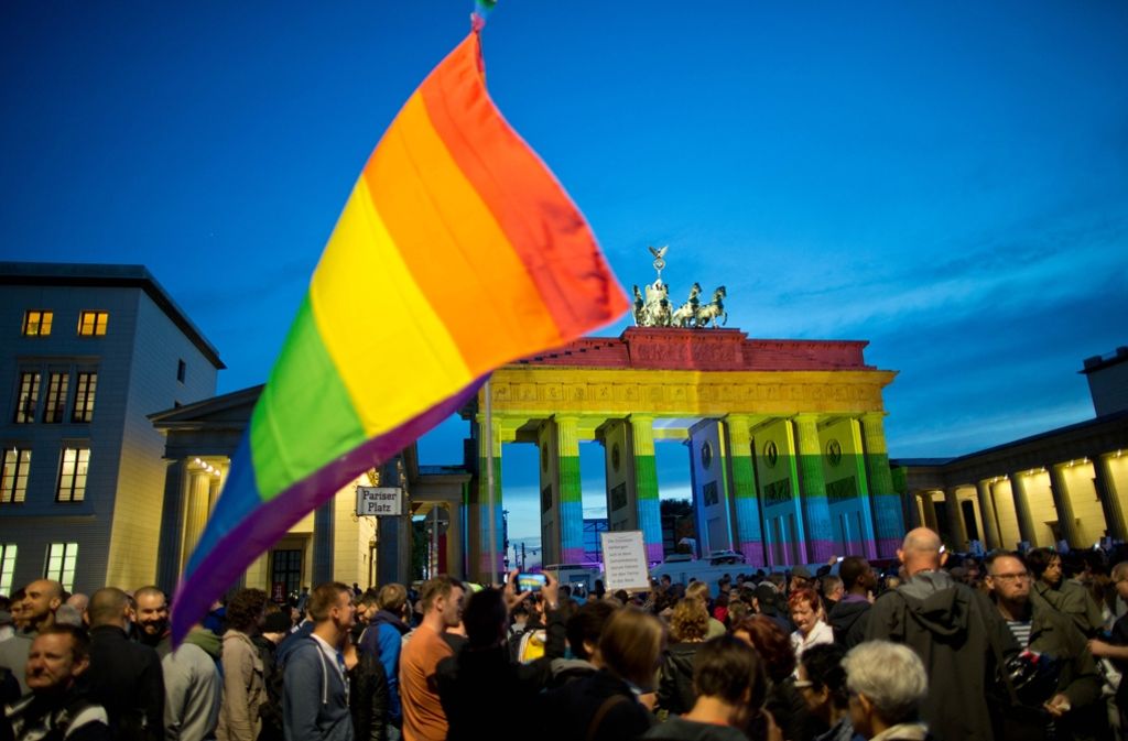 Am 18 Juni wurde auch vor dem Brandenburger Tor in Berlin den Opfern gedacht. das Denkmal wurde in Gedenken an die Opfer in den Farben des Regenbogens angestrahlt.