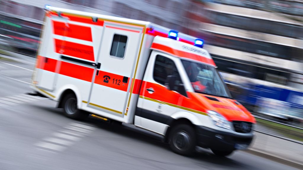 Unfall in Stuttgart-Ost: E-Scooter-Fahrer kracht gegen Hauswand – schwer verletzt