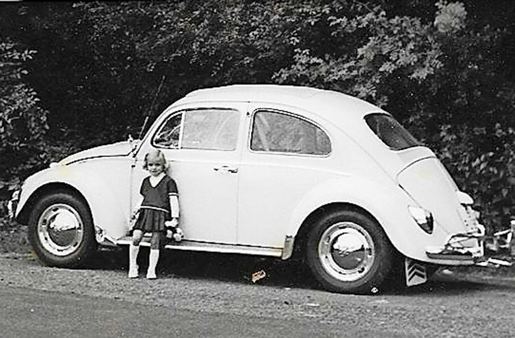 Wibke Wieczorek schreibt: „Der weiße Käfer gehörte meiner Tante Isolde, die am Wochenende immer ein Mädchen (wir waren vier Mädchen und vier Jungs) zu einem Ausflug mitnahm. Da unsere Eltern kein Auto hatten, waren wir es nicht gewohnt, Auto zu fahren und so wurde es uns regelmäßig übel. Der Tante reichte es aber immer anzuhalten, so dass ihr geliebter Käfer nie zu schaden kam. Das Foto zeigt mich im Alter von etwa drei Jahren. Somit ist das Foto etwa 1965 entstanden.“