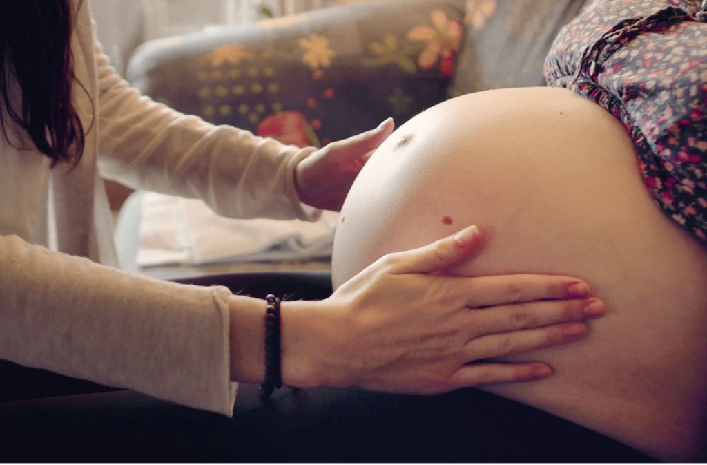Schwanger in Zeiten von Corona: Viele Dinge sind nun anders – zum Beispiel finden Geburtsvorbereitungskurse inzwischen häufig Online statt. Foto: obs/SAT.1