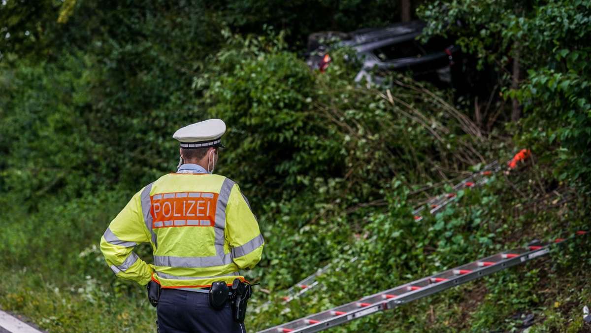  Nur leicht verletzt wurde eine 29-jährige Autofahrerin bei einem schweren Verkehrsunfall auf der B27 bei Aichtal (Kreis Esslingen) am Montagnachmittag. 