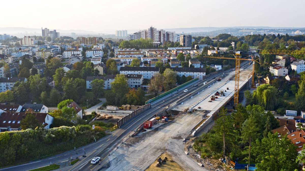  Am Samstag sprengen Experten das östliche Bauwerk der 100 Meter langen Gumpenbachbrücke. Für rund eine halbe Stunde ist die Bundesstraße zwischen Stuttgart und Ludwigsburg voll gesperrt. 