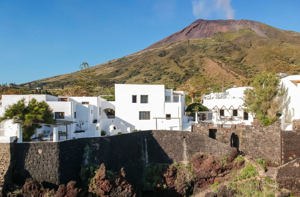 Im Rücken der Villa erhebt sich „Iddu“ – so wird der Vulkan im Volksmund genannt.