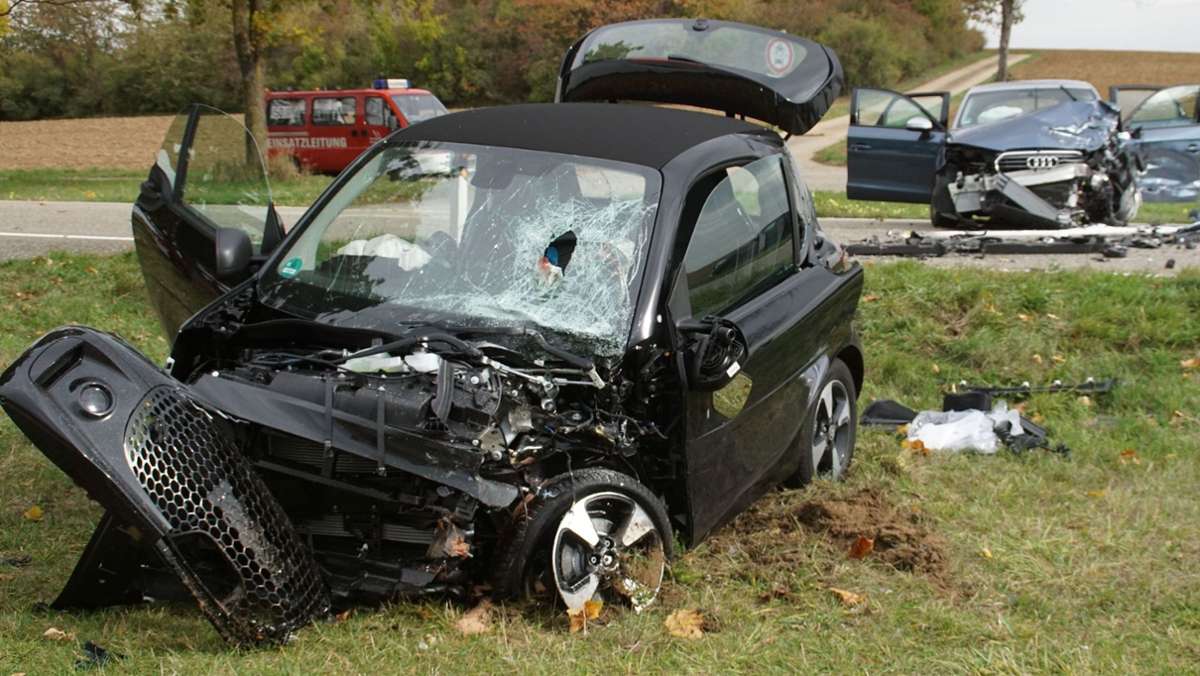 Unfall auf B294 bei Neulingen: 81-jähriger Autofahrer kommt in Gegenverkehr – vier Schwerverletzte