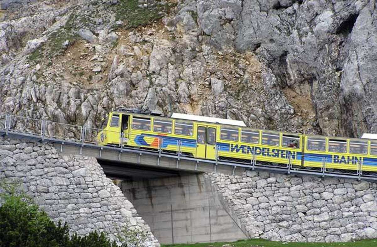 Deutschland: Die Wendelsteinbahn überwindet einen Höhenunterschied von 1217,27 Metern. Am 12. Mai 1912 befuhr der erste Zug offiziell die gesamte Strecke und am 25. Mai wurde die Bahn feierlich eingeweiht. Die Wendelsteinbahn ist damit die älteste aktive Zahnradbahn Bayerns. Auf dem Foto passiert die Zahnradbahn die „Hohe Mauer“.