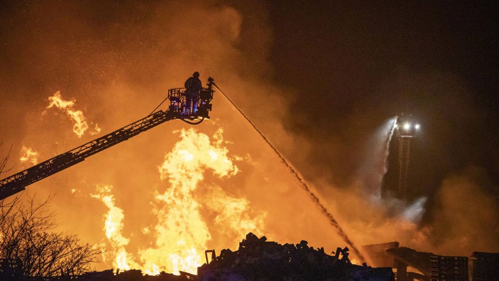  In Ilsfeld ist am Mittwochabend eine Holzpalettenfirma Opfer der Flammen geworden. Verletzt wurde niemand, doch der Sachschaden geht in die Millionen. 