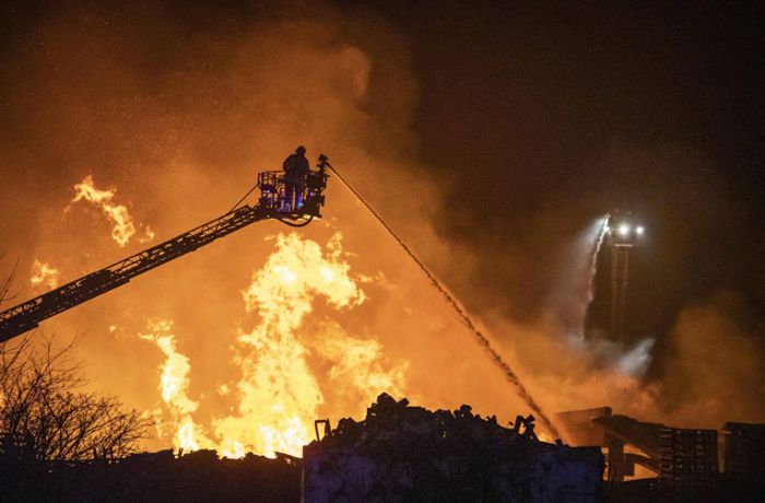 Feuer zerstört Holzplattenfirma – Schaden geht in die Millionen