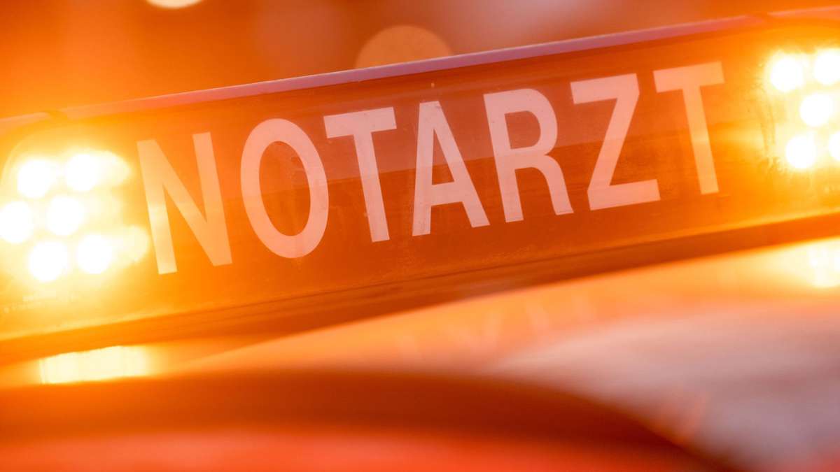 Unfall auf der A8 bei Pforzheim: Motorradfahrer prallt gegen Pannenfahrzeug – 50-Jähriger stirbt