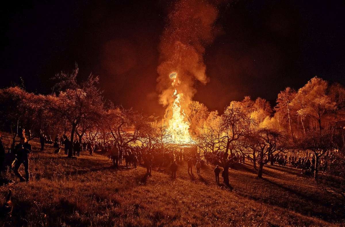 Gut 20 Meter hoch lodern die Flammen bei dem riesigen Osterfeuer in Berglen. Foto: Jan Potente