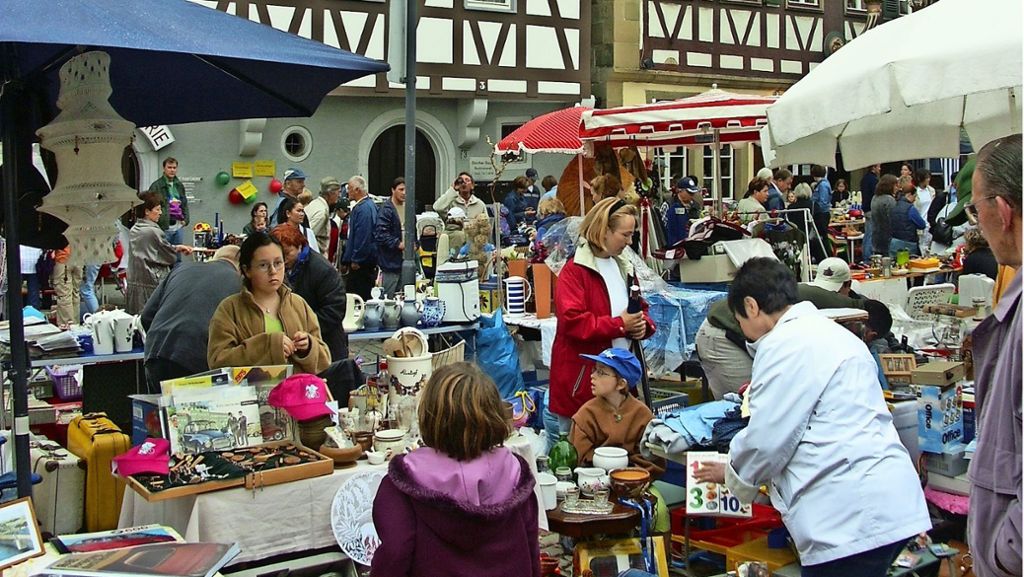Leonberg: Flohmarkt in der Altstadt: Auf der Jagd  nach den Schnäppchen