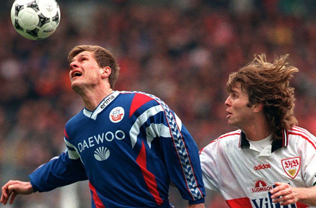 Zu guter Letzt Steffen Baumgart. Als Spieler ein Kind der 90er und Nuller Jahre, unter anderem für Hansa Rostock (hier 1997 gegen Stuttgarts Frank Verlaat), Wolfsburg, Union Berlin und Energie Cottbus. Jetzt coacht Baumgart das Bundesliga-Schlusslicht SC Paderborn.