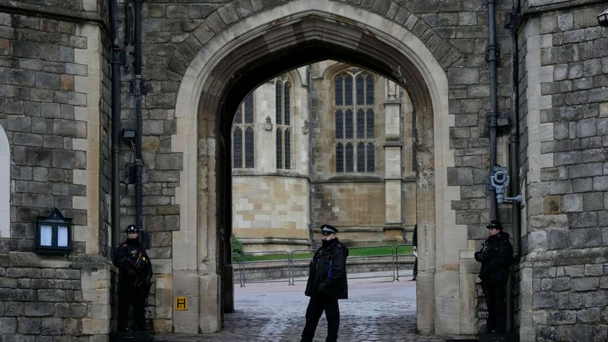  Während die Queen ihre Weihnachtsansprache hält, verschafft sich ein bewaffneter Mann Zugang zu Schloss Windsor – kann jedoch von der Polizei festgenommen werden. 