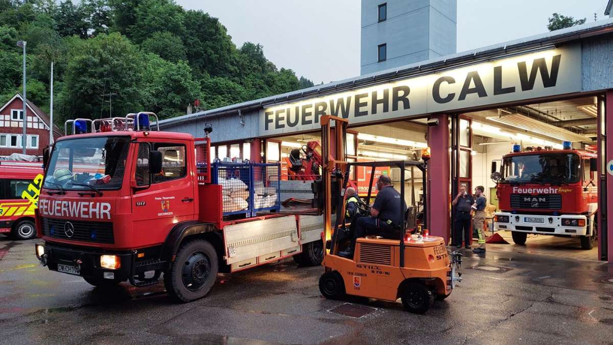 Aus ganz Baden-Württemberg machten sich am Abend Feuerwehr-Konvois in Richtung Rheinland-Pfalz auf den Weg. Auch die Kreise Calw und Freudenstadt schickten ihre Katastrophenschutzzüge ins Krisengebiet.