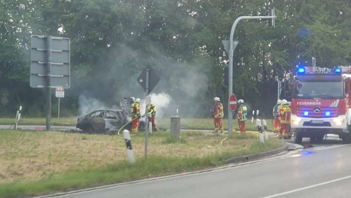 Feuerwehreinsatz in Filderstadt: Reifen fängt Feuer – Auto brennt vollständig  aus