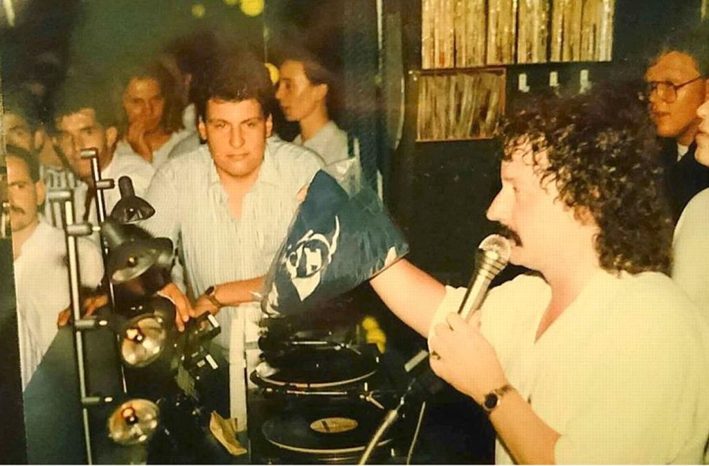 Werner „Sloggi“ Find (am Mikro) im Jahr 1987 beim zehnten Geburtstag  seiner Disco Boa. Rechts im Hintergrund: DJ Uwe Sontheimer. Foto: Andreas Rosar Fotoagentur Stuttgart