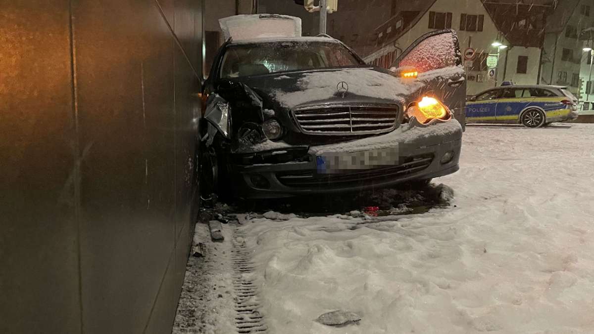 Unfall in Leonberg: Schleuderfahrt endet an einer Hauswand