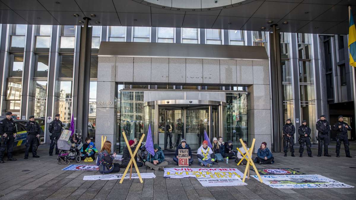 Düsseldorf: Klima-Aktivisten kleben sich an NRW-Innenministerium fest