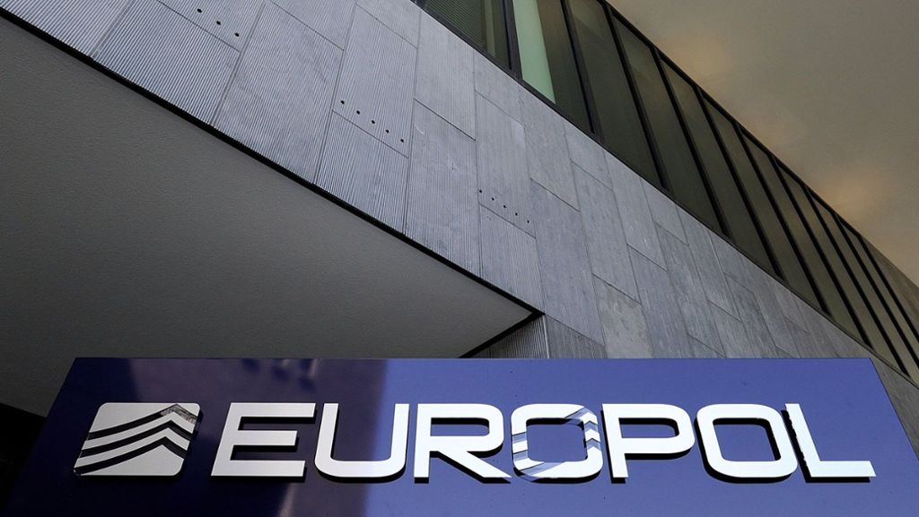  Um Kriminelle und ihre Opfer ausfindig machen zu können, hat die europäische Polizeibehörde Europol Fotos veröffentlicht, auf denen Details aus Kinderporno-Videos zu sehen sind. 