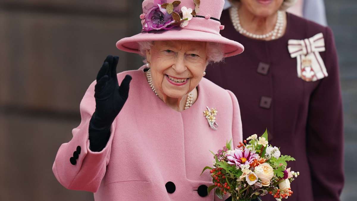  Queen Elizabeth II. wird auf Anraten ihrer Ärzte noch „mindestens zwei Wochen“ lang eine Ruhepause einlegen. Die 95-Jährige werde lediglich „leichte Aufgaben“, etwa Videoschalten, wahrnehmen. 