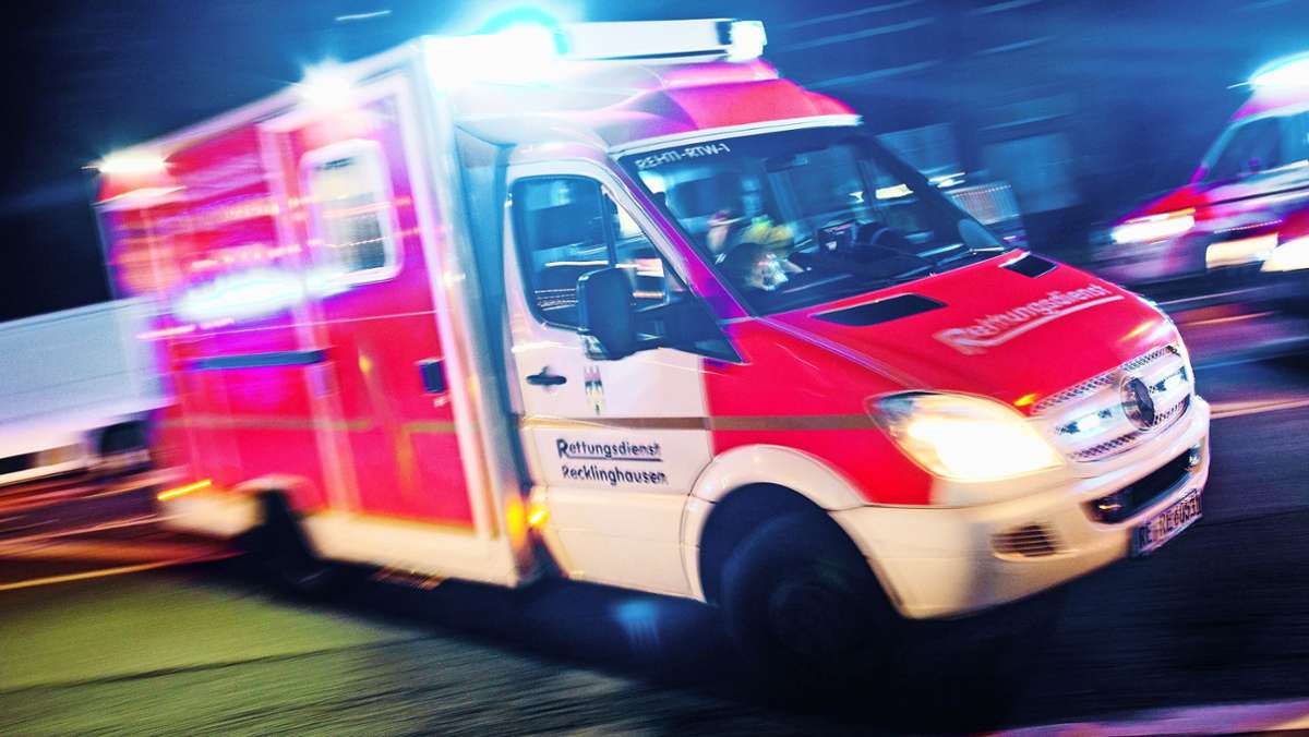 Vorfall in Heidelberg: Stein fliegt auf Rettungswagen – Splitter treffen Ärztin im Gesicht