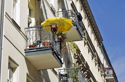 Sonnenschirme sind auf dem Balkon erlaubt – ebenso wie Markisen. Aber wie ist das mit anderen Dingen? Foto: imago/Reiner Zensen