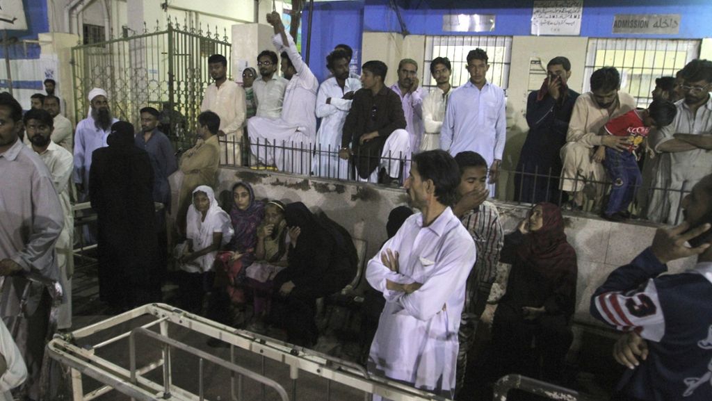 Bombenexplosion in Pakistan: Retter befürchten mehr als 30 Tote