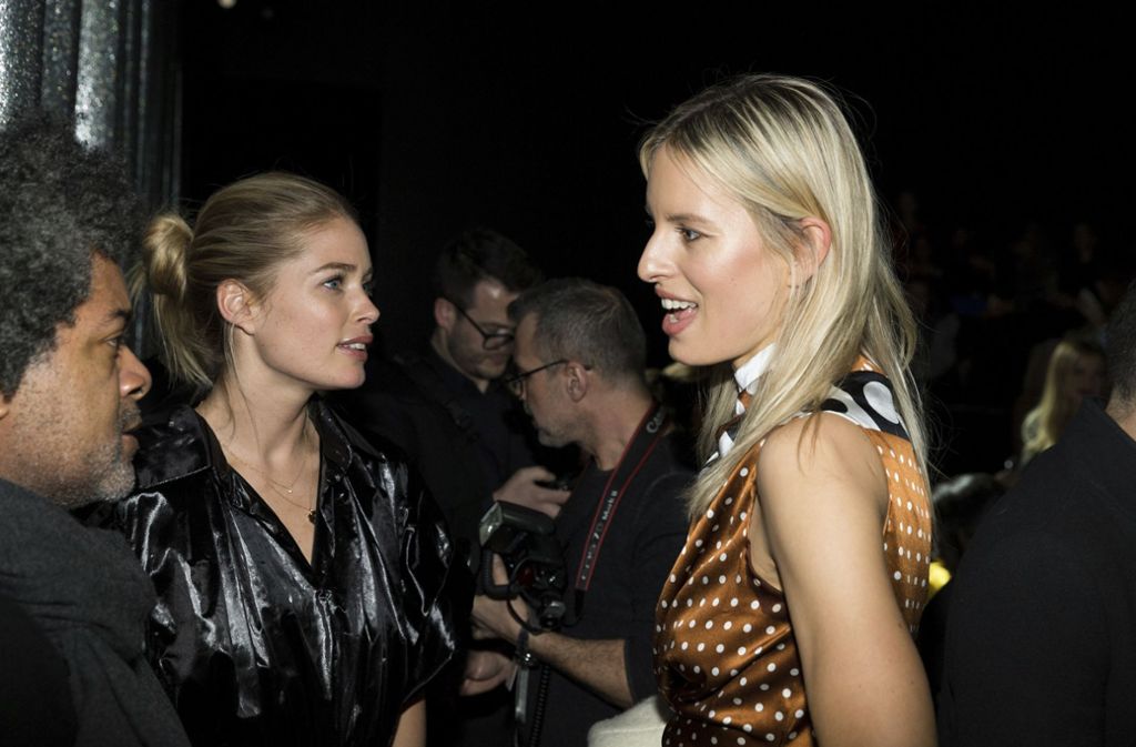 Auch bei der Oscar de la Renta Show tummeln sich die Promis. Doutzen Kroes (links) unterhält sich mit Karolina Kurkova (rechts).