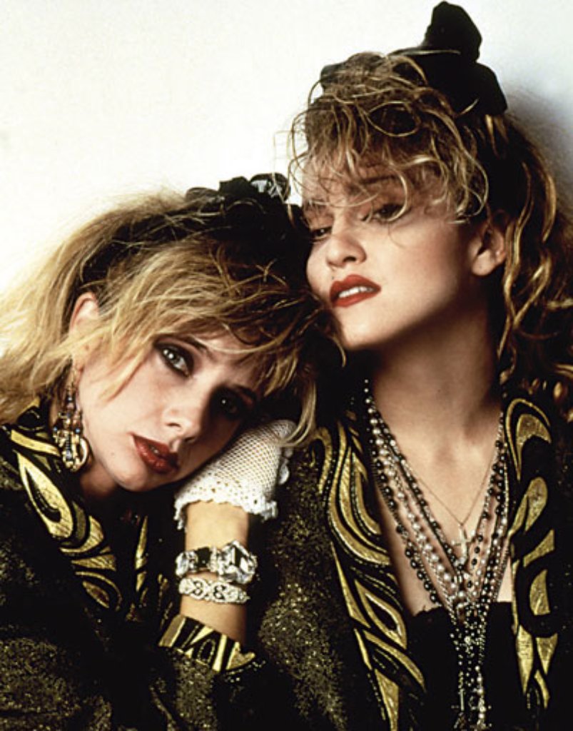 Das Indie-Girl: Elemente wie weite Jacken mit Schulterpolstern, pastellfarbene Strickjacken, Spitzenhandschuhe und Rosenkränze um den Hals kennt man aus dem Film "Susan ... verzweifelt gesucht" aus dem Jahr 1985 mit Rosanna Arquette (links) und Madonna.