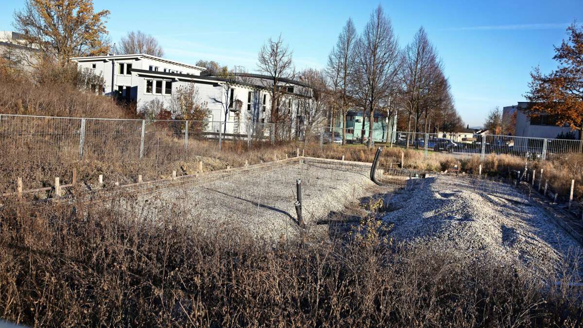 Rechtsstreit der Gemeinde Neuhausen endet mit Vergleich: Gemeinde muss Bodenplatte zurückbauen