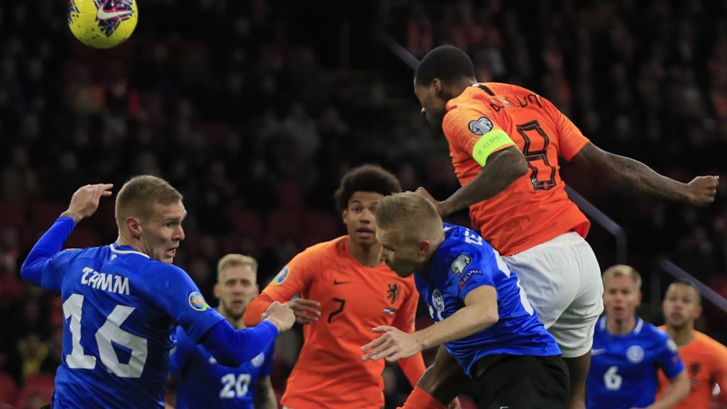  Beim 5:0-Sieg der Niederlande gegen Estland treten die holländischen Spieler deutlich gegen Rassismus ein. Am Wochenende war es in der zweiten niederländischen Liga zu einem rassistischen Eklat gekommen. 