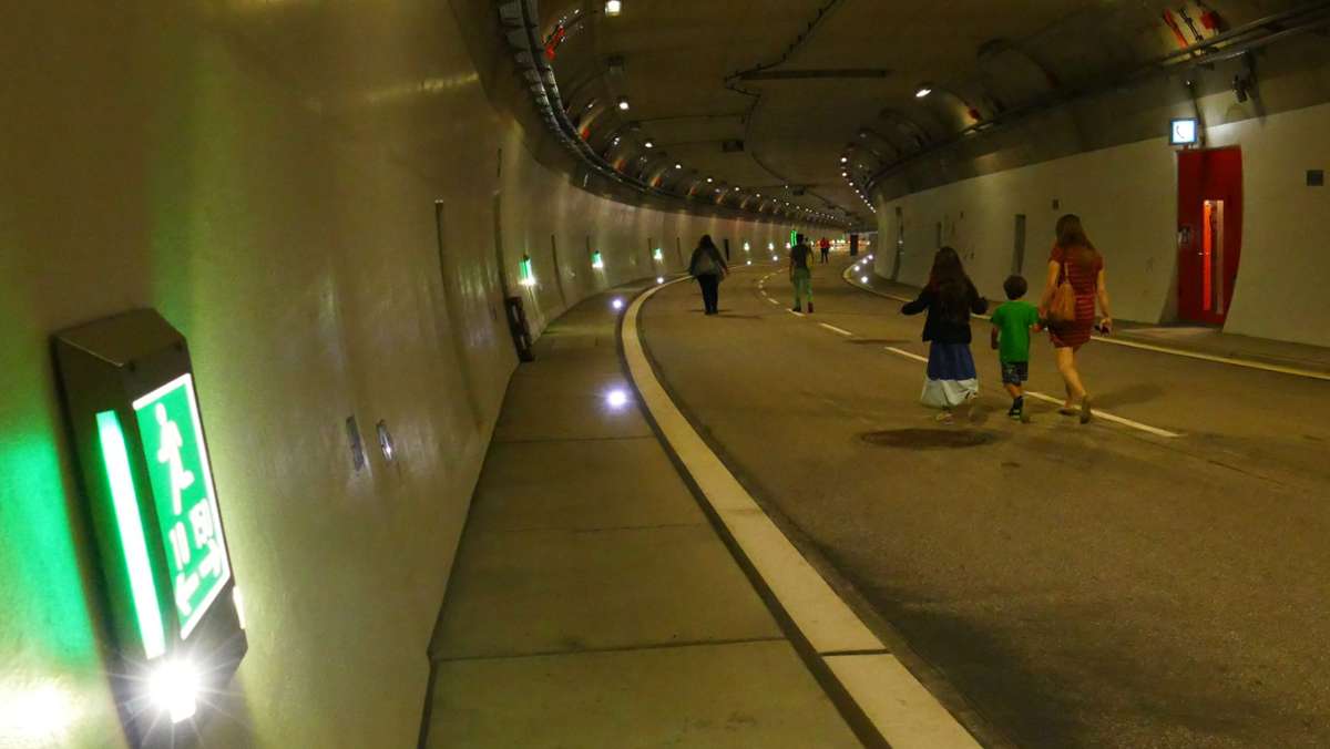  Ein Spaziergang in 20 Metern Tiefe: Mehr als 800 Besucher waren beim Tag der offenen Tür im Rosensteintunnel und bekamen einen Einblick in die faszinierende Technik hinter den Tunnelwänden. 