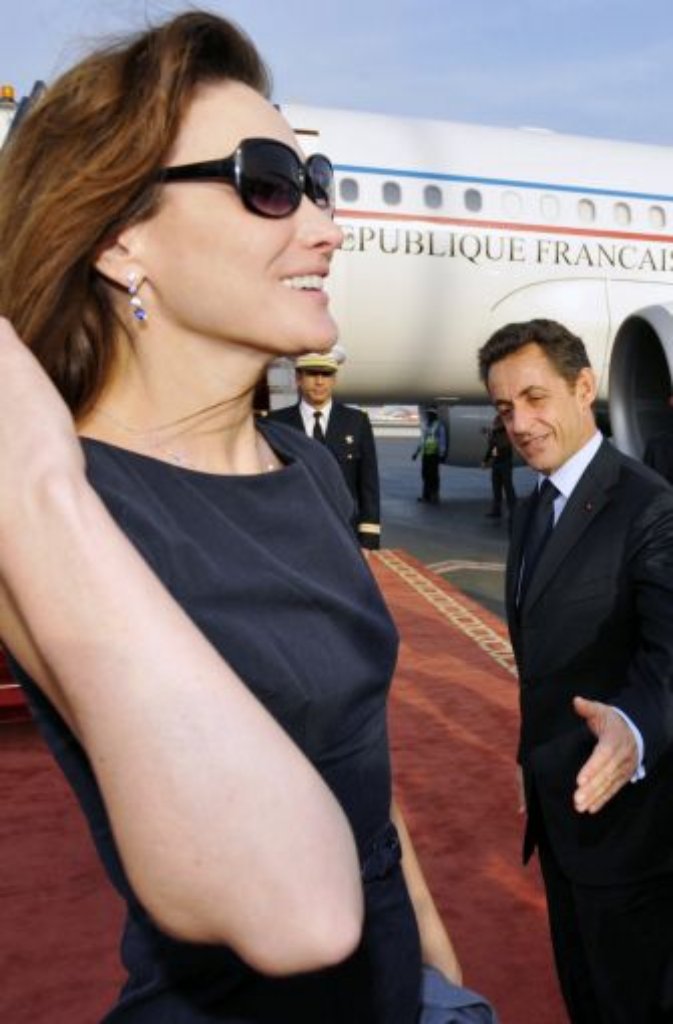 Heute wäre es Carla Bruni sicher lieber, wenn sie in der Vergangenheit das ein oder andere Mal mit etwas mehr Stoff bedeckt über den Laufsteg gegangen wäre. Denn die 43-Jährige ist mittlerweile die Première Dame Frankreichs.
