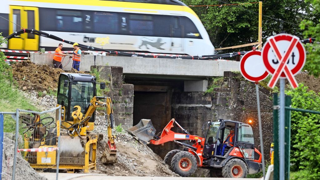  Wegen Bauarbeiten an der Eichendorffstraße fallen Züge aus. Die Unterführung wird nicht saniert. Dort wird der Verkehr jeweils in eine Richtung mit Ampeln geregelt. 