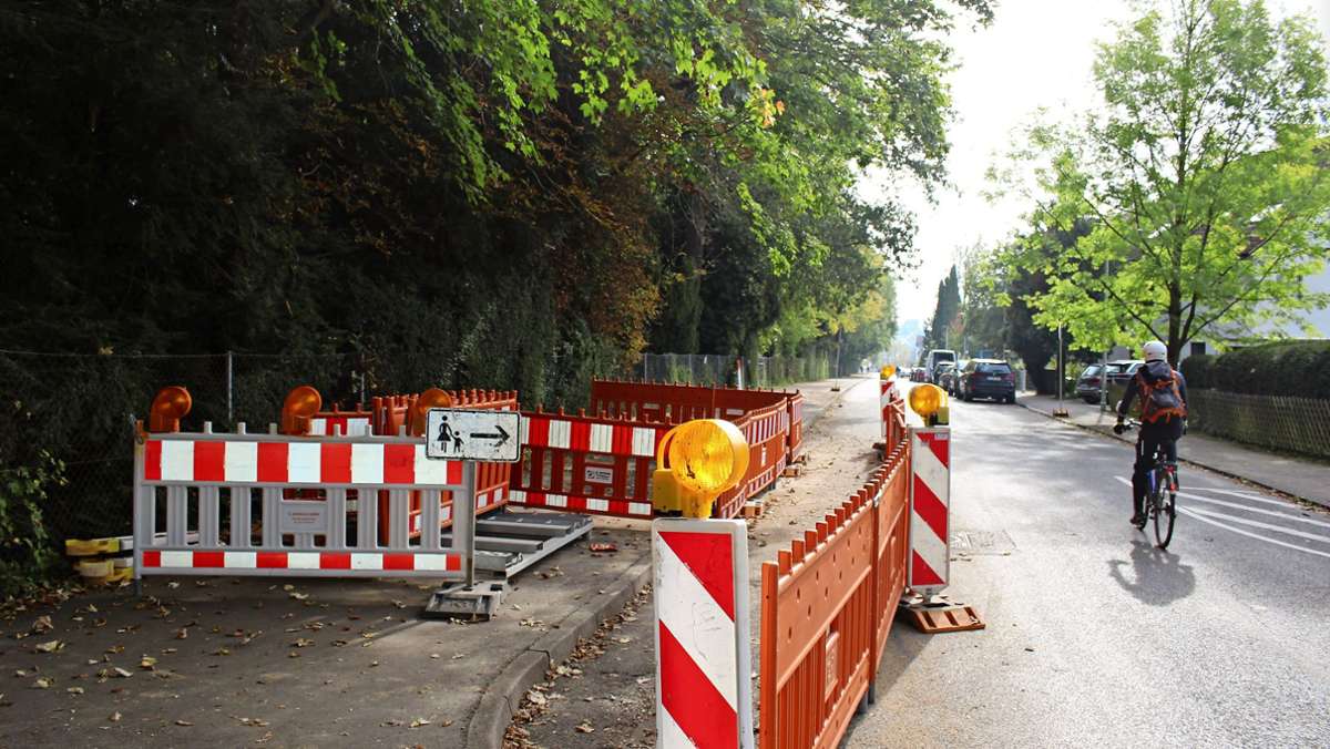  An einer Straße in Stuttgart-Plieningen ist laut einer Anwohnerin allein in diesem Jahr viermal ein und dieselbe Wasserleitung geborsten. Es gebe schon Wetten, wie lange sie hält. 