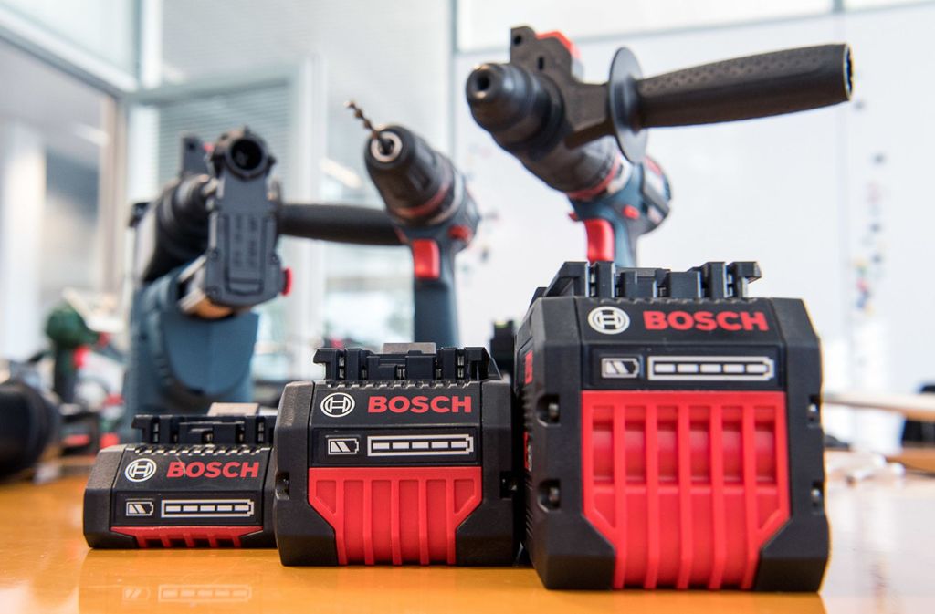 Akkus der Firma Bosch stehen vor Bohrmaschinen. Der Konzern muss in seinem Geschäftsbereich Power Tools Kosten sparen. Foto: dpa