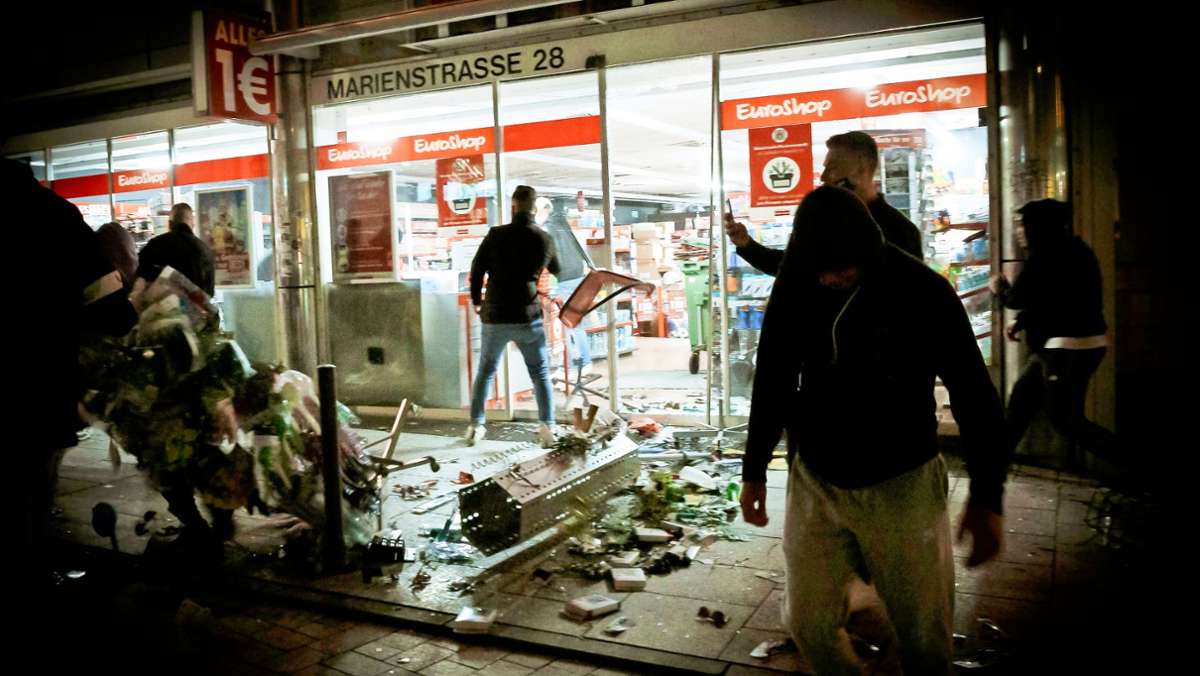  Zwei junge Männer sollen einen Studenten in der sogenannten Stuttgarter Krawallnacht schwer verletzt haben. Kommende Woche beginnt der Prozess. 