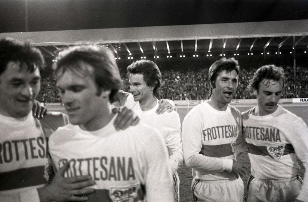 Es ist der vorletzte Spieltag der Zweitligaspielzeit 1976/77. Der VfB hat sich in seinen Frottesana-Trikots für das letzte Heimspiel gegen Jahn Regensburg noch einmal schick gemacht.