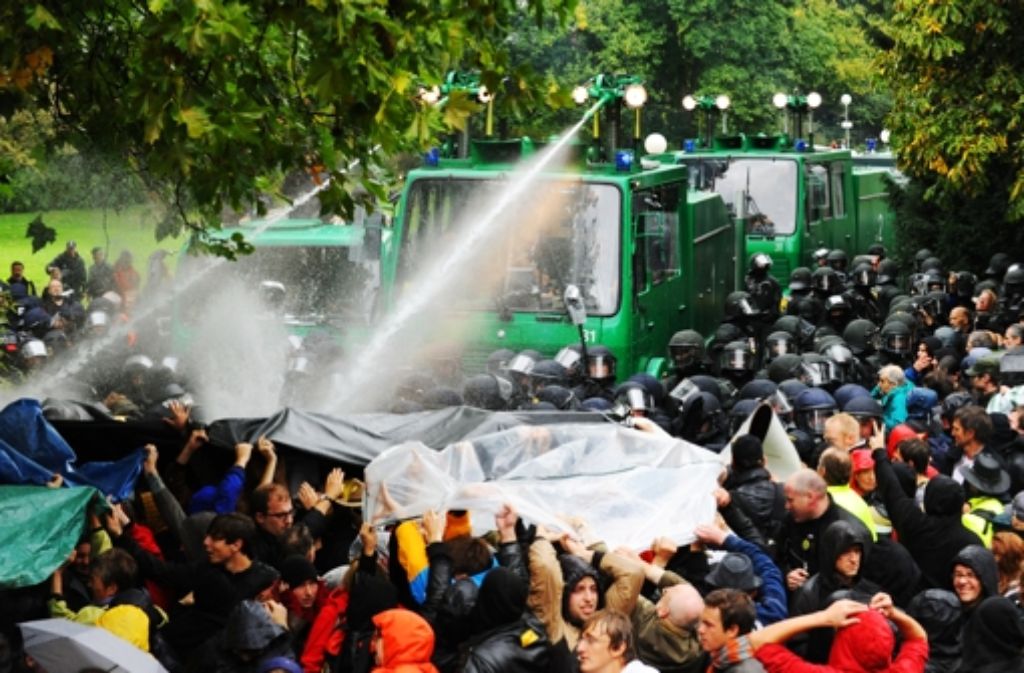 26. November: Das Stuttgarter Landgericht stellt den Prozess gegen die beiden Polizeiführer nach dem Wasserwerfer-Einsatz gegen Stuttgart-21-Demonstranten beim "Schwarzen Donnerstag" im Herbst 2010 ein. Die Kammer hält die Schuld der beiden Angeklagten für gering.
