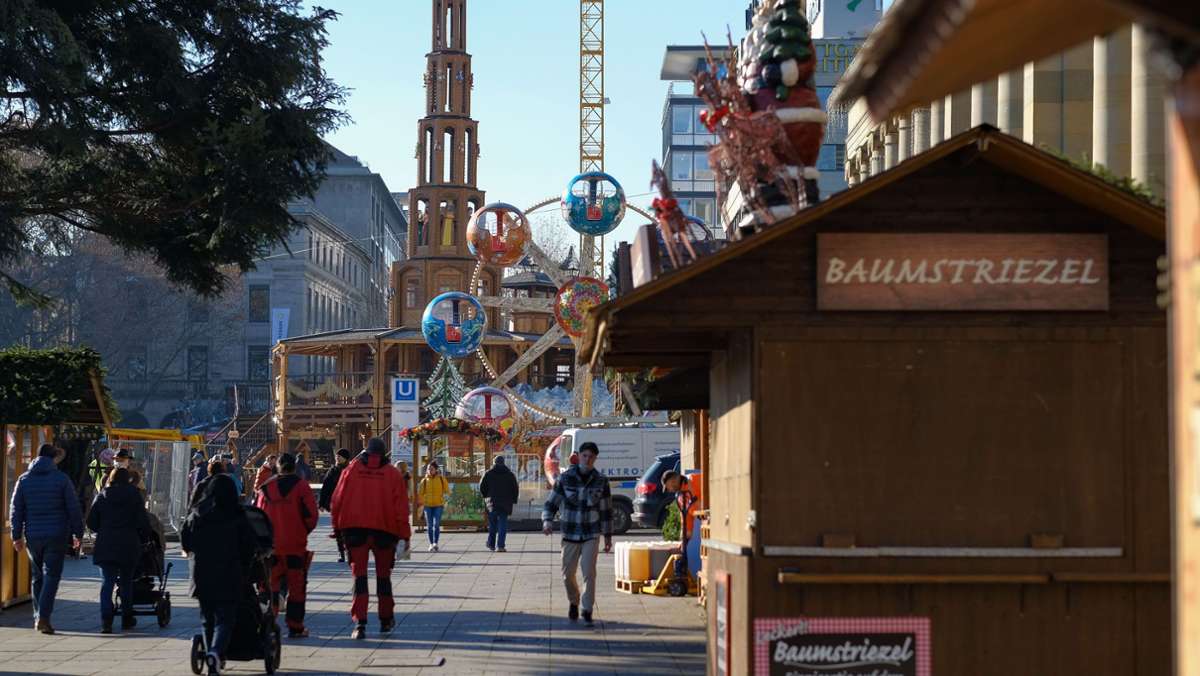  Der Stuttgarter Weihnachtsmarkt ist zwar abgesagt. Ein wenig Weihnachtsgefühl bleibt trotzdem in der Stadt: 60 Buden dürfen bleiben und werden in der Innenstadt verteilt. 