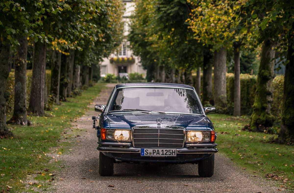 Die erste offizielle S-Klasse von Mercedes aus dem Jahr 1972. Daraufhin folgt eine Erfolgsgeschichte des Stuttgarter Autobauers für das Segment der Oberklasse. Foto: dpa-tmn/Dino Eisele