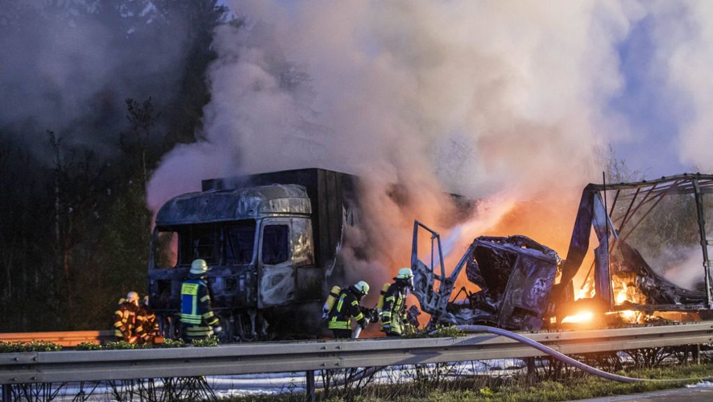 A7 bei Ellwangen: Lkw gehen in Flammen    auf – drei Schwerverletzte bei Unfall