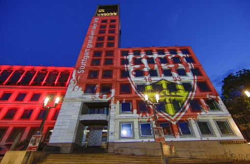 Rathaus erstrahlt eine Nacht in Weiß-Rot