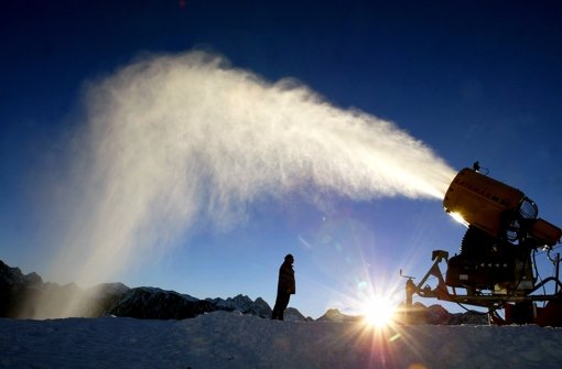 Schneekanonen sind in diesen Wochen nötig für den Wintersport. Foto: dpa