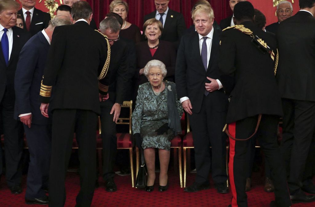 Aufstellen zum Gruppenfoto: Der britische Premier Boris Johnson und die Queen.